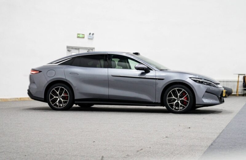 Бортовые датчики включают лидар, радары с пятью миллиметровыми волнами, 12 ультразвуковых радаров и 12 камер.