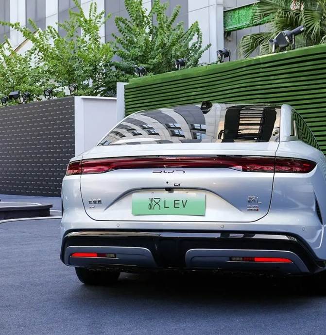 Интеллектуальное вождение поддерживается системой BYD &laquo;God&rsquo;s Eye&raquo; B (DiPilot 300). Эта система обеспечивает широкий спектр функций, включая: