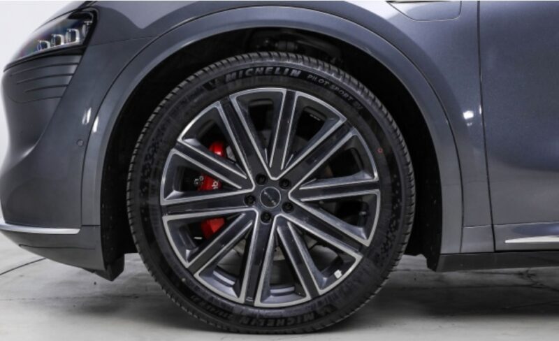 Их максимальные цены составляют 299 800 и 319 800 юаней (3,37 и 3,6 млн рублей).