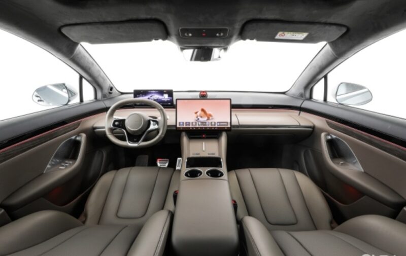 17 апреля бренд Luxeed, который принадлежит альянсу Harmony Intelligent Mobility Alliance (HIMA), официально представил две новые комплектации для своей линейки R7 EREV