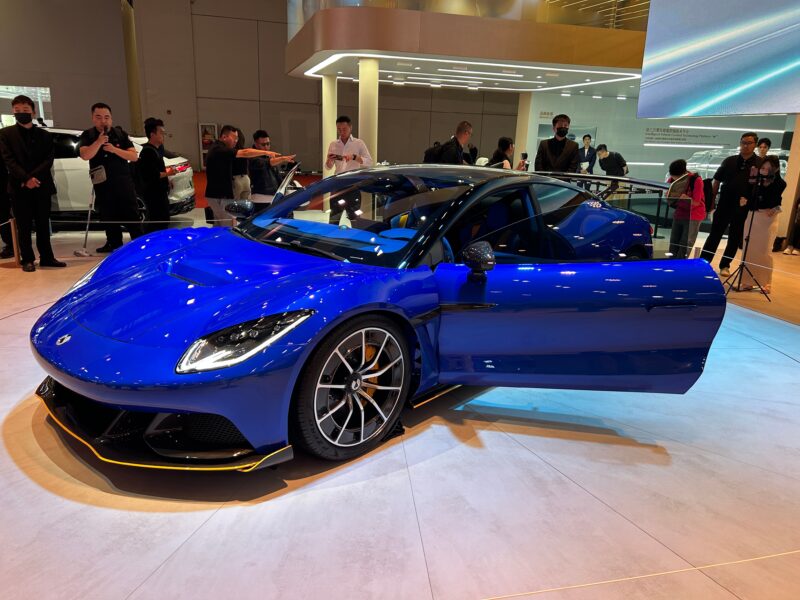 Denza Z &mdash; это четырёхместное купе, оснащённое передовыми технологиями BYD. Ожидается, что в будущем эти технологии будут внедрены и в другие модели Denza. Denza Z может составить конкуренцию Porsche 911.