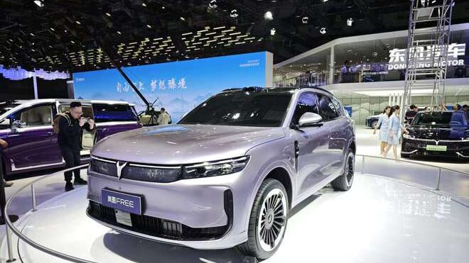 Дизайн Voyah FREE+ разработан в соответствии с концепцией «городской эстетики света и тени». Он сочетает в себе практичность семейного автомобиля и индивидуальный стиль. Экстерьер выполнен в более чистой и унифицированной цветовой гамме кузова, допол