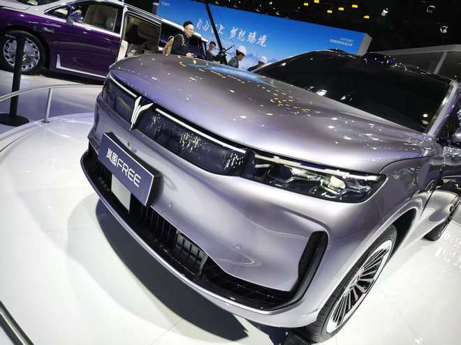 Дизайн Voyah FREE+ разработан в соответствии с концепцией «городской эстетики света и тени». Он сочетает в себе практичность семейного автомобиля и индивидуальный стиль. Экстерьер выполнен в более чистой и унифицированной цветовой гамме кузова, допол