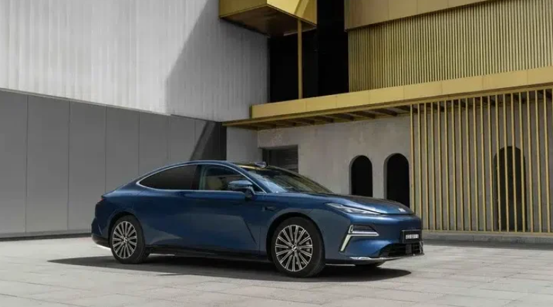 “Ужасный автомобиль”: комментарии вице-президента Chery о Galaxy Starshine 8 от Geely вызвали бурю в социальных сетях