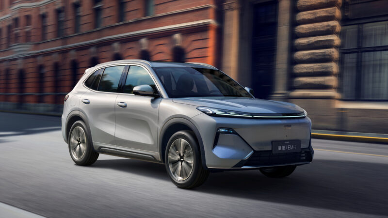 Первая модель — это электрический внедорожник Geely EX5. Вторая — ещё не названный кроссовер класса C-SUV с подключаемой гибридной силовой установкой.