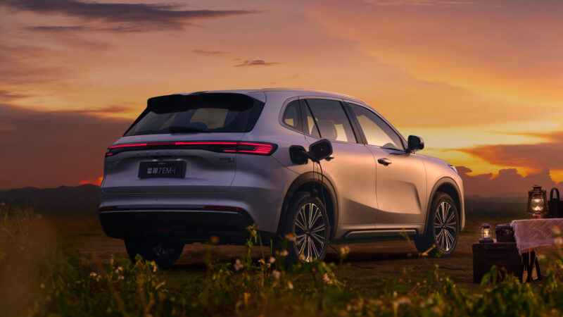 Первая модель — это электрический внедорожник Geely EX5. Вторая — ещё не названный кроссовер класса C-SUV с подключаемой гибридной силовой установкой.