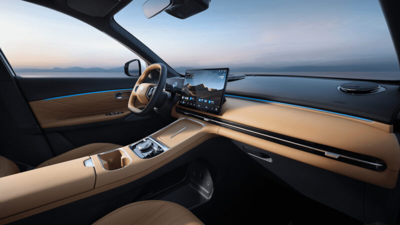 Китайский автомобильный бренд Geely планирует представить в Польше две новые модели кроссоверов