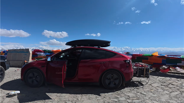 Владелец Tesla переделал свой автомобиль в версию с увеличенной дальностью хода