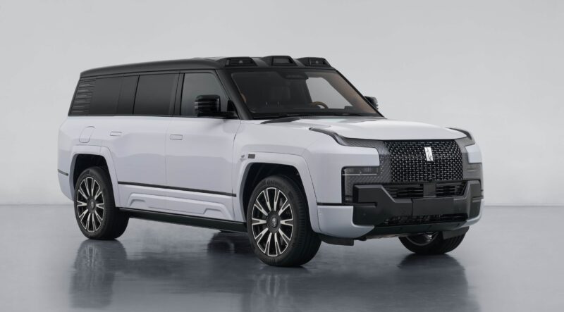 Модель Yangwang U8L от BYD отличается ультра-роскошью благодаря 24-каратной золотой маркировке и шестиместной компоновке