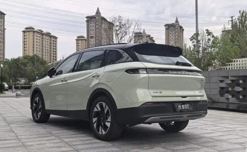 Модель от FAW Bestune Yueyi 07 PHEV с испытанной в реальных условиях дальностью хода 1754,5 км была выпущена по цене 1,11 млн рублей