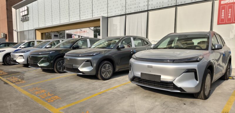 Председатель правления Geely Holding Group Ли Шуфу заявил о сохранении интереса компании к автомобилям с двигателями внутреннего сгорания (ДВС)