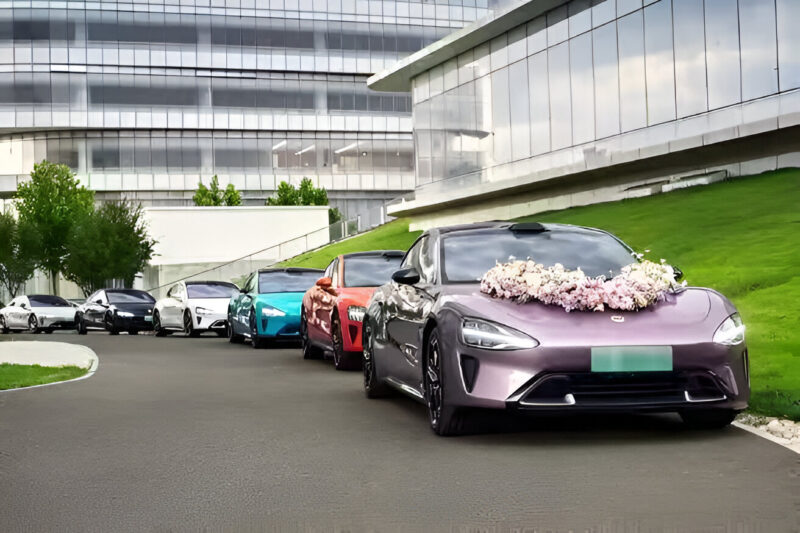 Незваные гости на свадьбе Xiaomi SU7: скопление автомобилей наводняет китайские социальные сети