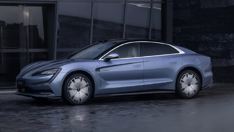 Долгожданный роскошный седан Yangwang U7 от BYD сошел с конвейера в Китае