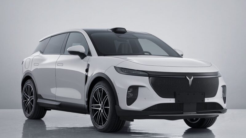 Voyah FREE+ отличается новым дизайном рулевого колеса с тремя спицами и переключателем передач, расположенным на колонке. Центральная консоль претерпела изменения: теперь она оснащена двумя беспроводными зарядными устройствами мощностью 50 Вт для тел