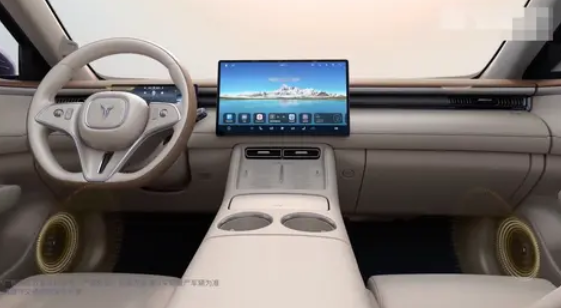 Voyah FREE+ отличается новым дизайном рулевого колеса с тремя спицами и переключателем передач, расположенным на колонке. Центральная консоль претерпела изменения: теперь она оснащена двумя беспроводными зарядными устройствами мощностью 50 Вт для тел