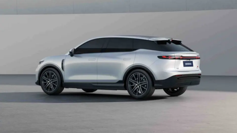 Система HarmonyOS Cockpit 5.0 обеспечивает лёгкую интеграцию со смартфоном, функцию «супер рабочий стол», возможность зеркального отображения экрана в одно касание, функционал Huawei Share и разнообразные темы оформления рабочего стола.