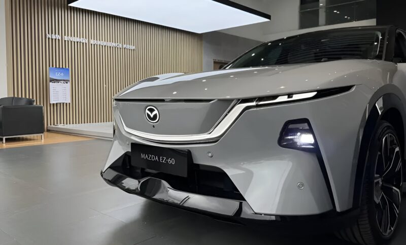 Интерьер оснащён изогнутым сенсорным экраном с диагональю 26,45 дюйма и 100-дюймовым дисплеем дополненной реальности. Кожаные сиденья Nappa имеют функции обогрева, вентиляции и массажа.