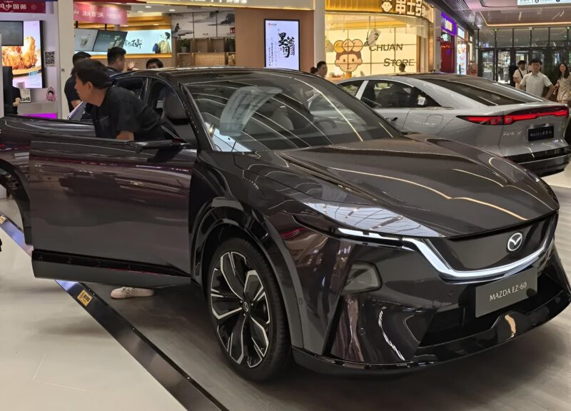 Интерьер оснащён изогнутым сенсорным экраном с диагональю 26,45 дюйма и 100-дюймовым дисплеем дополненной реальности. Кожаные сиденья Nappa имеют функции обогрева, вентиляции и массажа.