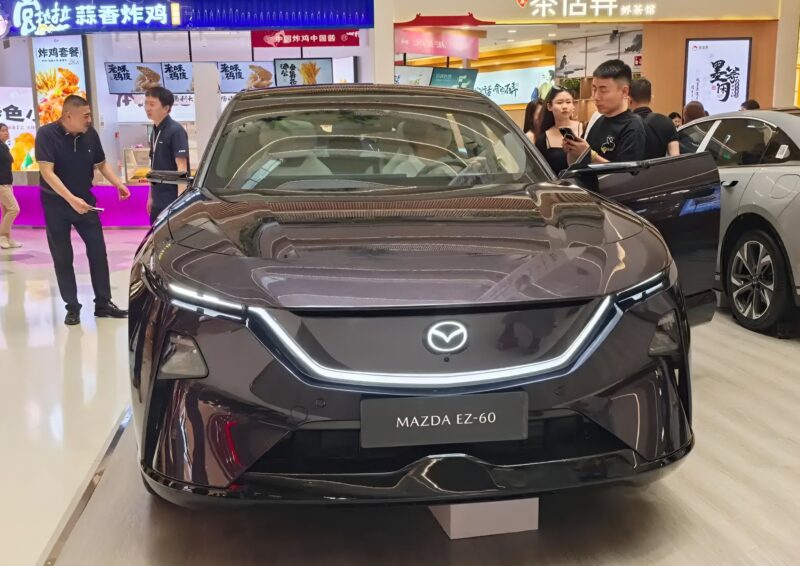 Интерьер оснащён изогнутым сенсорным экраном с диагональю 26,45 дюйма и 100-дюймовым дисплеем дополненной реальности. Кожаные сиденья Nappa имеют функции обогрева, вентиляции и массажа.