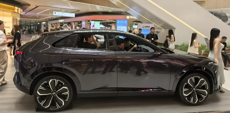 Интерьер оснащён изогнутым сенсорным экраном с диагональю 26,45 дюйма и 100-дюймовым дисплеем дополненной реальности. Кожаные сиденья Nappa имеют функции обогрева, вентиляции и массажа.