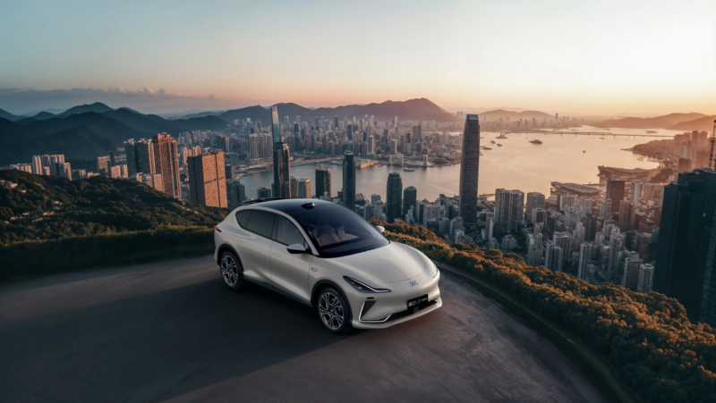 Особенность модели &mdash; куполообразное лобовое стекло Star Fall, чувствительное ко льду. У него самая большая видимая область в Китае &mdash; 1613 х 1620 мм. Конструкция обеспечивает широкий обзор: 180&deg; по горизонтали и 106&deg; по вертикали.