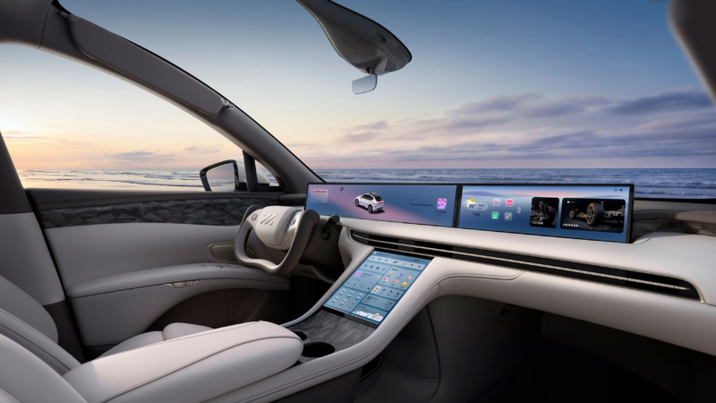 Особенность модели &mdash; куполообразное лобовое стекло Star Fall, чувствительное ко льду. У него самая большая видимая область в Китае &mdash; 1613 х 1620 мм. Конструкция обеспечивает широкий обзор: 180&deg; по горизонтали и 106&deg; по вертикали.