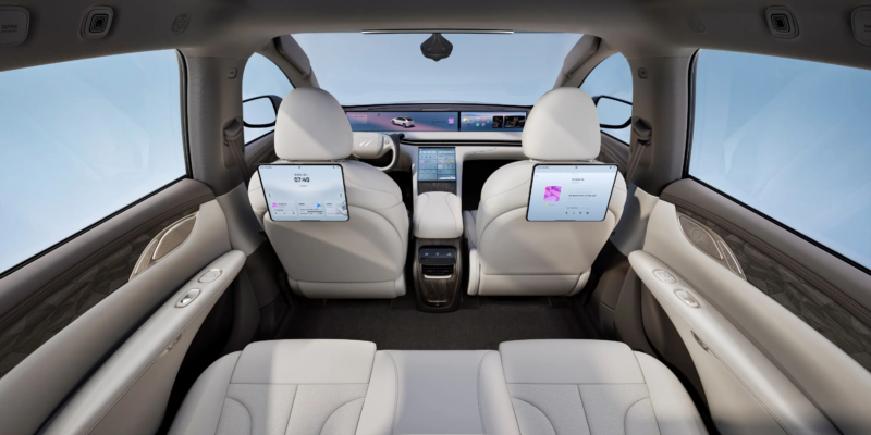 По случаю презентации компания объявила ограниченную по времени акцию: автомобиль можно приобрести за 329 900 юаней (3,6 млн рублей).