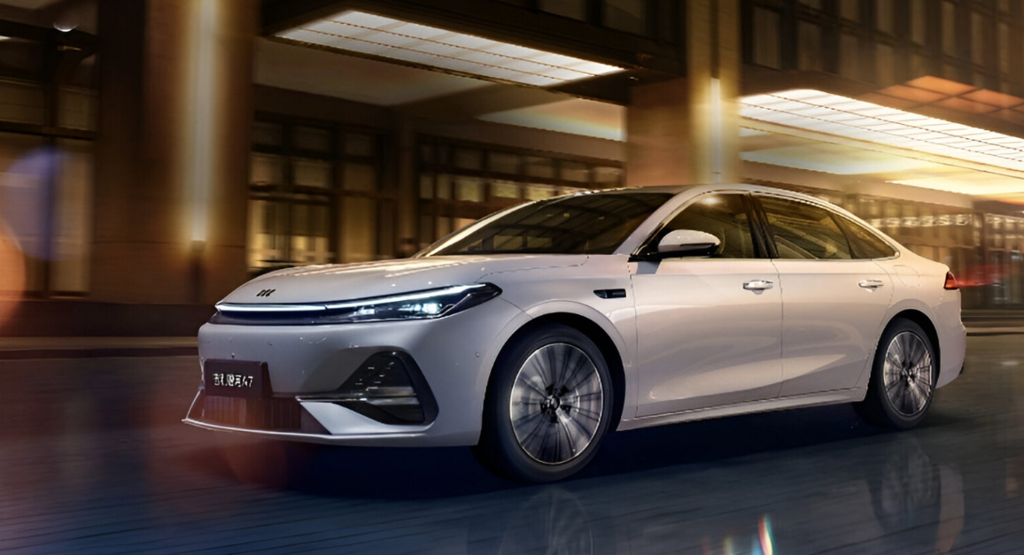 Седан Geely Galaxy A7 PHEV поступил к китайским дилерам в преддверии начала продаж