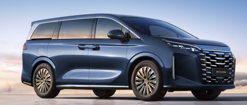 BYD M9 полностью повторяет дизайн Xia. Его передняя часть украшена большой решёткой радиатора в стиле matrix и аэродинамическими вентиляционными отверстиями по бокам нижнего бампера.