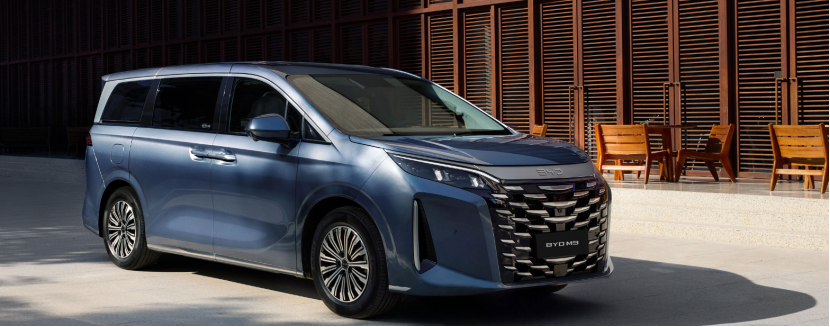 BYD M9 полностью повторяет дизайн Xia. Его передняя часть украшена большой решёткой радиатора в стиле matrix и аэродинамическими вентиляционными отверстиями по бокам нижнего бампера.