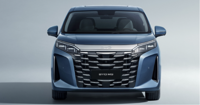 BYD M9 полностью повторяет дизайн Xia. Его передняя часть украшена большой решёткой радиатора в стиле matrix и аэродинамическими вентиляционными отверстиями по бокам нижнего бампера.