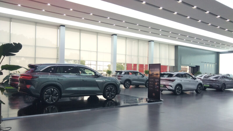 Сообщается, что BYD замедляет производство в Китае из-за роста запасов, несмотря на значительные скидки