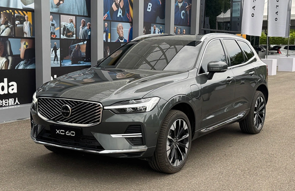 По сравнению с ключевыми конкурентами — Audi Q5L и Cadillac XT5 — XC60 выигрывает за счёт повышенной безопасности и привлекательной цены.