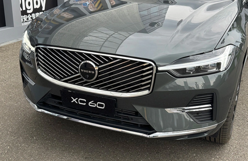 По сравнению с ключевыми конкурентами — Audi Q5L и Cadillac XT5 — XC60 выигрывает за счёт повышенной безопасности и привлекательной цены.