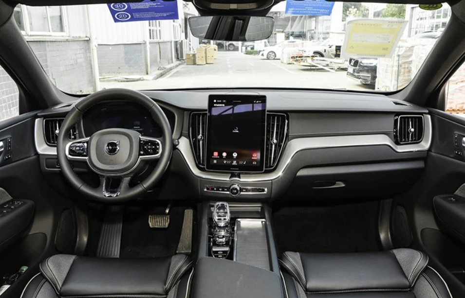 В линейке представлено семь комплектаций: пять бензиновых версий B5 и три гибридные модификации T8.