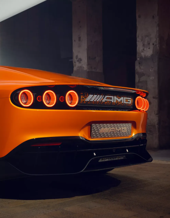 Этот четырёхдверный купеобразный автомобиль с агрессивным дизайном оснащён тремя осевыми магнитными двигателями, совокупная мощность которых превышает 1341 л. с. (1000 кВт).