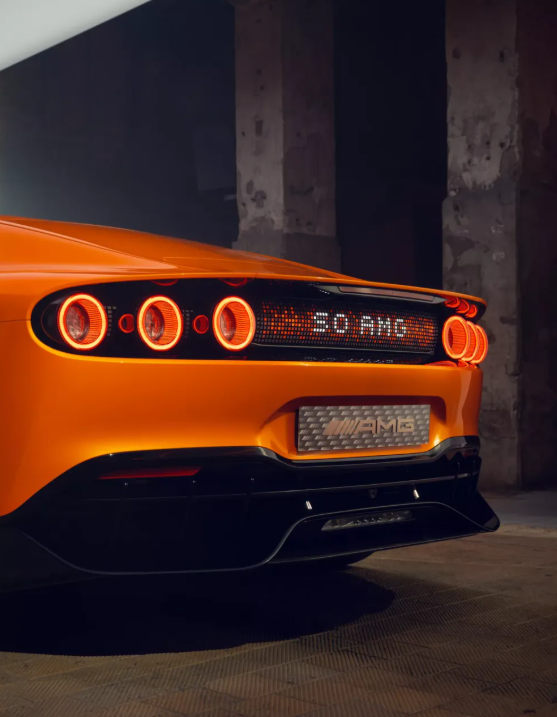 Этот четырёхдверный купеобразный автомобиль с агрессивным дизайном оснащён тремя осевыми магнитными двигателями, совокупная мощность которых превышает 1341 л. с. (1000 кВт).