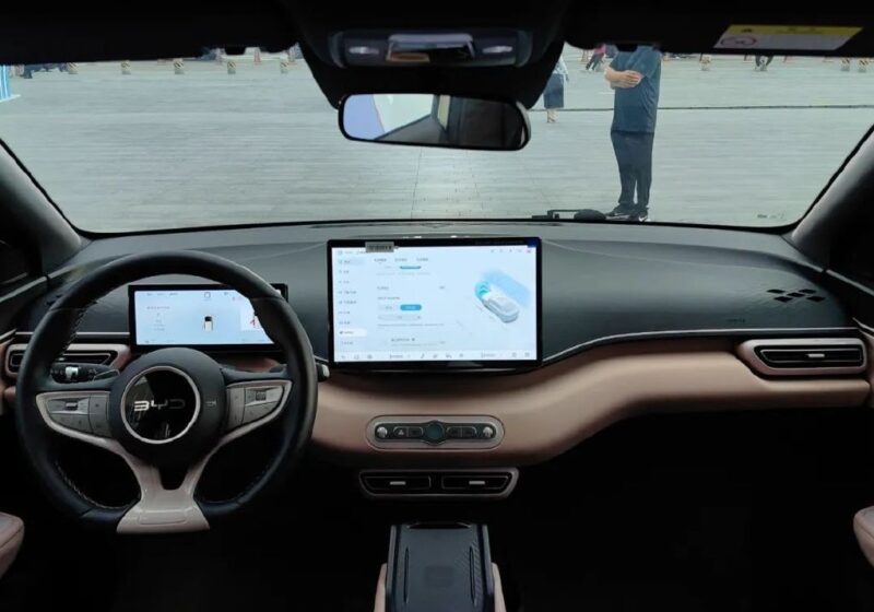 Двигатель имеет мощность 55 кВт. Разгон от 0 до 50 км/ч занимает 4,9 секунды. Цена автомобиля составляет 63 900 юаней. Клиент может воспользоваться государственной субсидией в размере 20 000 юаней в дополнение к субсидии от BYD в размере 4000 юаней. 