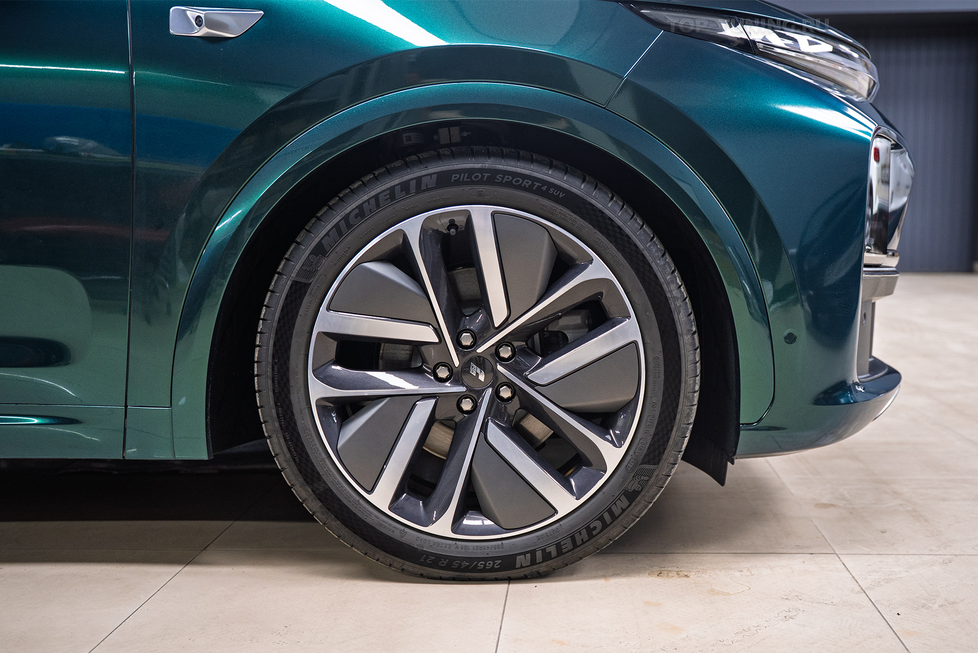 109946 Монтаж оттоманки переднего кресла для Lixiang L7 + ароматизация салона Монтаж оттоманки переднего кресла для Lixiang L7 + ароматизация салона