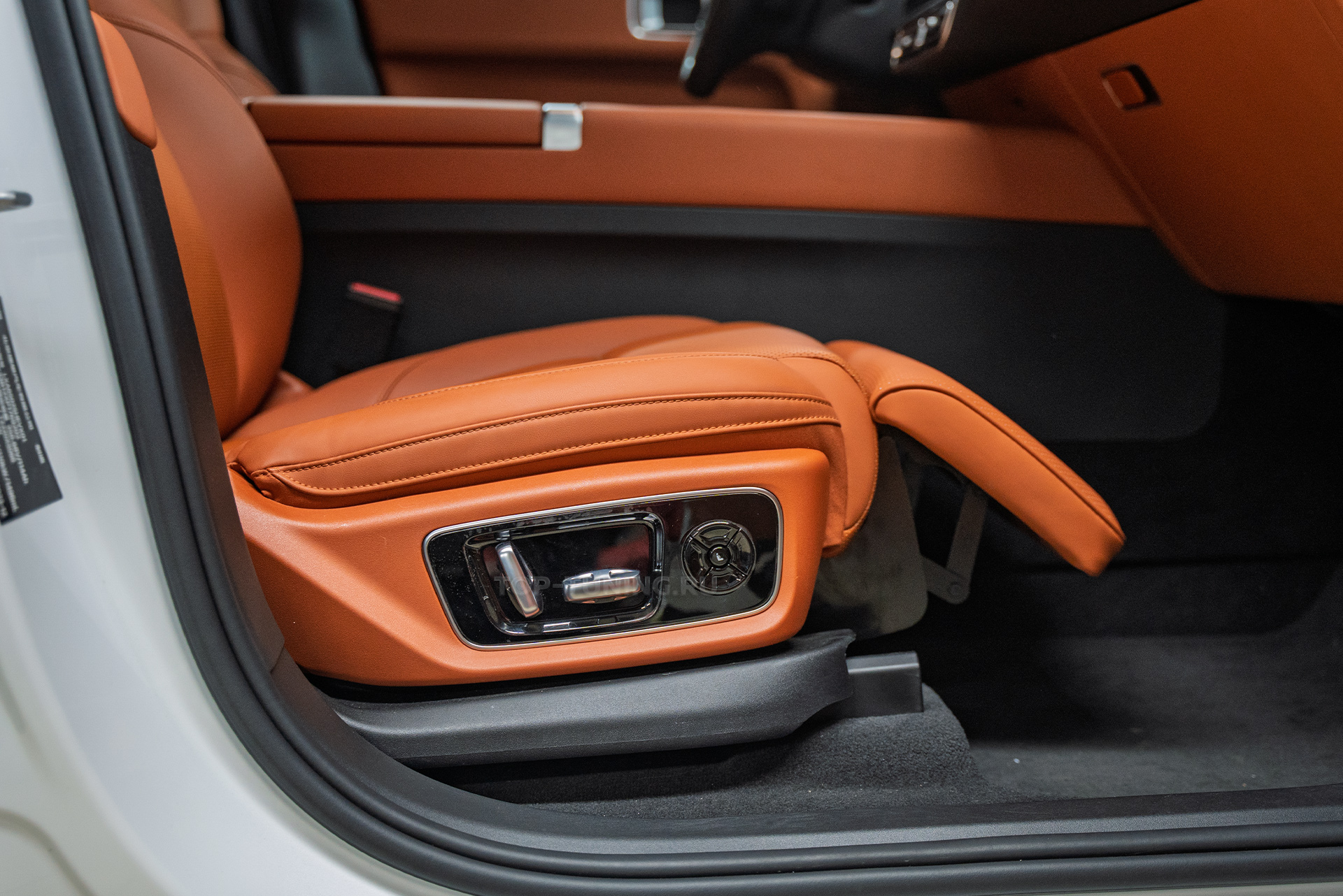 Монтаж оттоманки переднего кресла для Lixiang L7 + ароматизация салона 109946 Монтаж оттоманки переднего кресла для Lixiang L7 + ароматизация салона