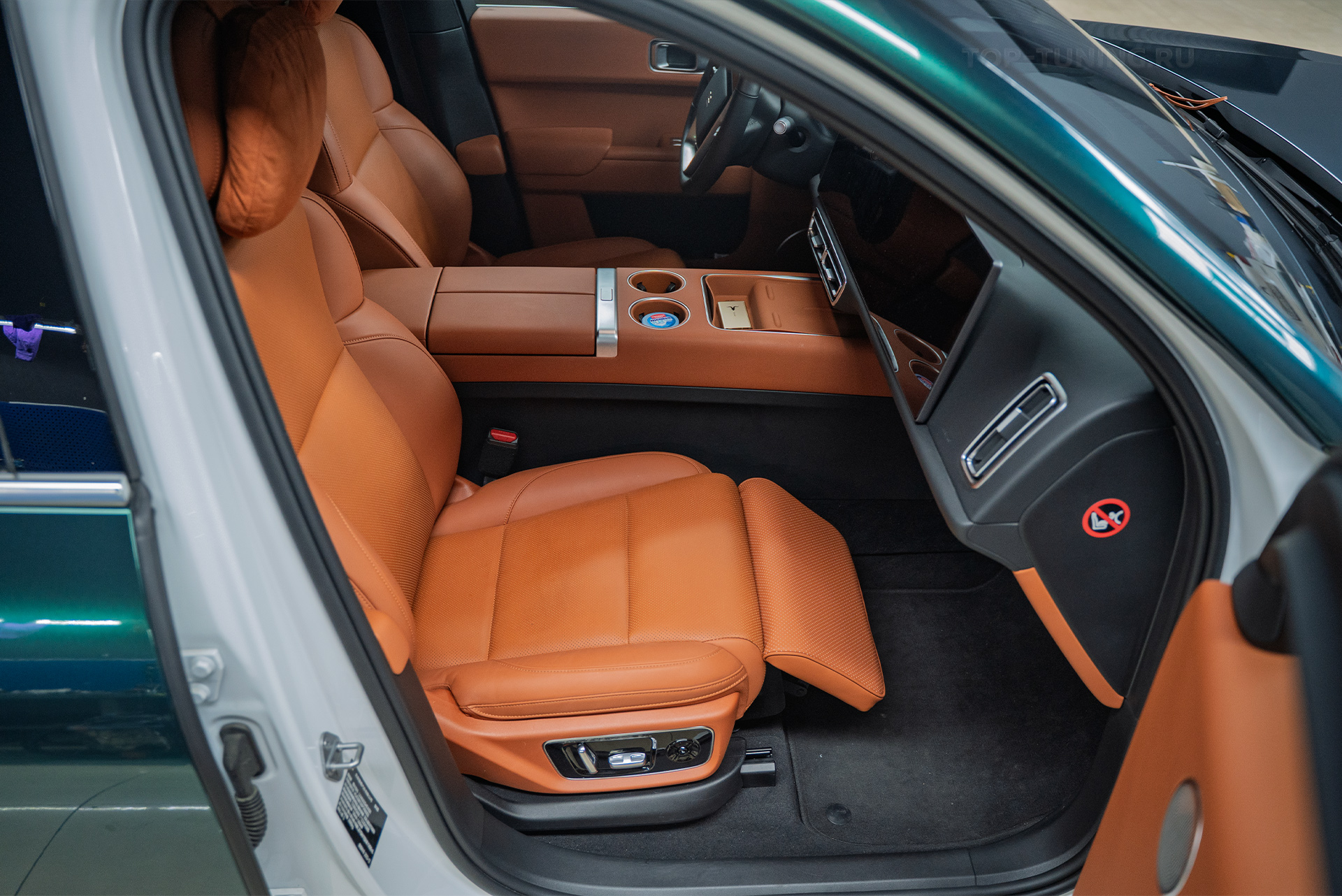 109946 Монтаж оттоманки переднего кресла для Lixiang L7 + ароматизация салона Монтаж оттоманки переднего кресла для Lixiang L7 + ароматизация салона