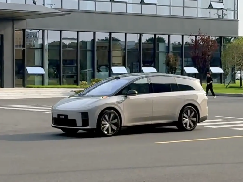 В сеть просочились шпионские снимки интерьера электрического внедорожника Lixiang i8