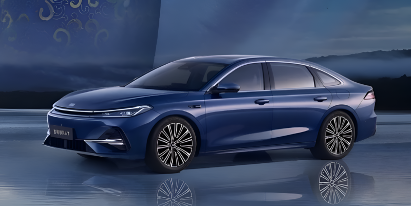 Geely Galaxy A7 PHEV начинает предпродажу в Китае по цене от 1,13 млн рублей