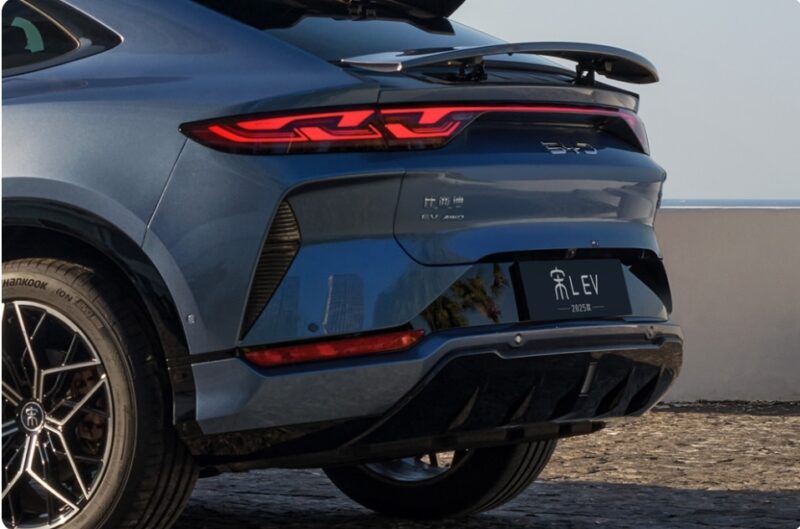 Автомобиль создан на базе Song L EV и отличается более спортивными деталями.