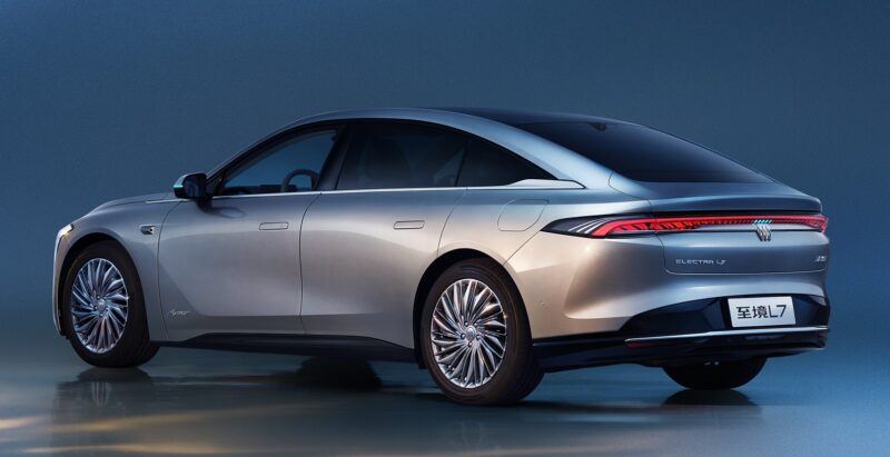 Electra — это новый китайский бренд под эгидой Buick, который был представлен в апреле. Его позиционирование аналогично отношениям суббренда Galaxy с Geely. В течение следующих 12 месяцев Buick планирует выпустить шесть электромобилей под брендом Ele