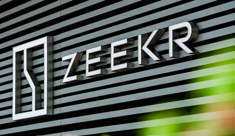 Zeekr отрицает обвинения в завышении продаж, заявляя, что автомобили были незарегистрированными моделями для демонстрационных залов