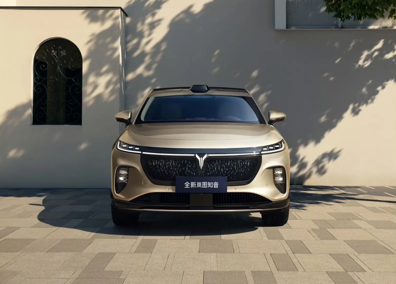 Интерьер Voyah Courage был представлен в преддверии августовской презентации с использованием рекламы Huawei 4.0