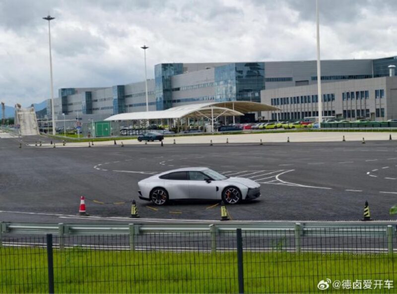 Новый Xpeng P7 представлен в качестве лифтбэка на шпионских снимках в преддверии августовской презентации