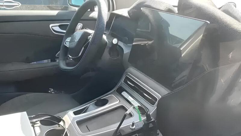 Этот доступный вариант внедорожника поступит в продажу на местном рынке в сентябре по цене менее 200 000 юаней (примерно 2,26 млн рублей). Автомобиль будет предлагаться в двух версиях: BEV и EREV.