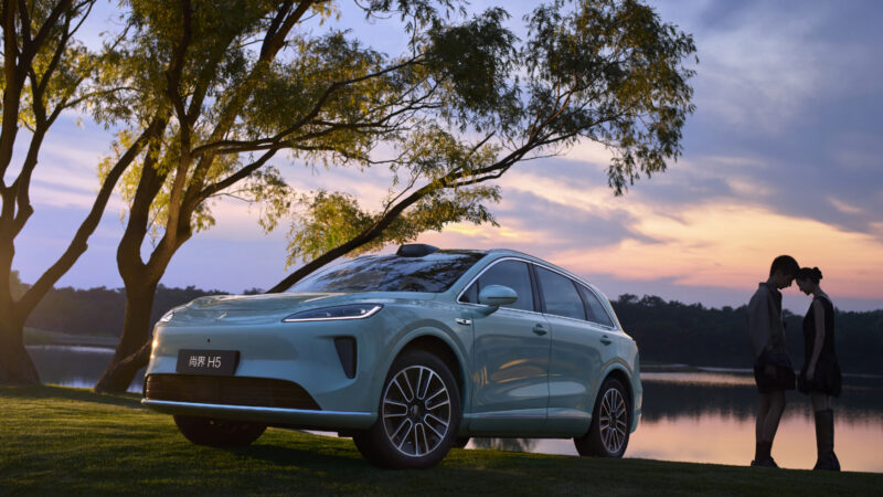 Этот доступный вариант внедорожника поступит в продажу на местном рынке в сентябре по цене менее 200 000 юаней (примерно 2,26 млн рублей). Автомобиль будет предлагаться в двух версиях: BEV и EREV.